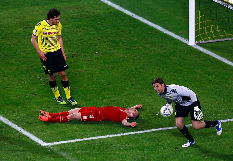 2012-04-11T201129Z-01-ROR09-RTRMDNP-3-SOCCER-GERMANY-JPG8813991937914912887