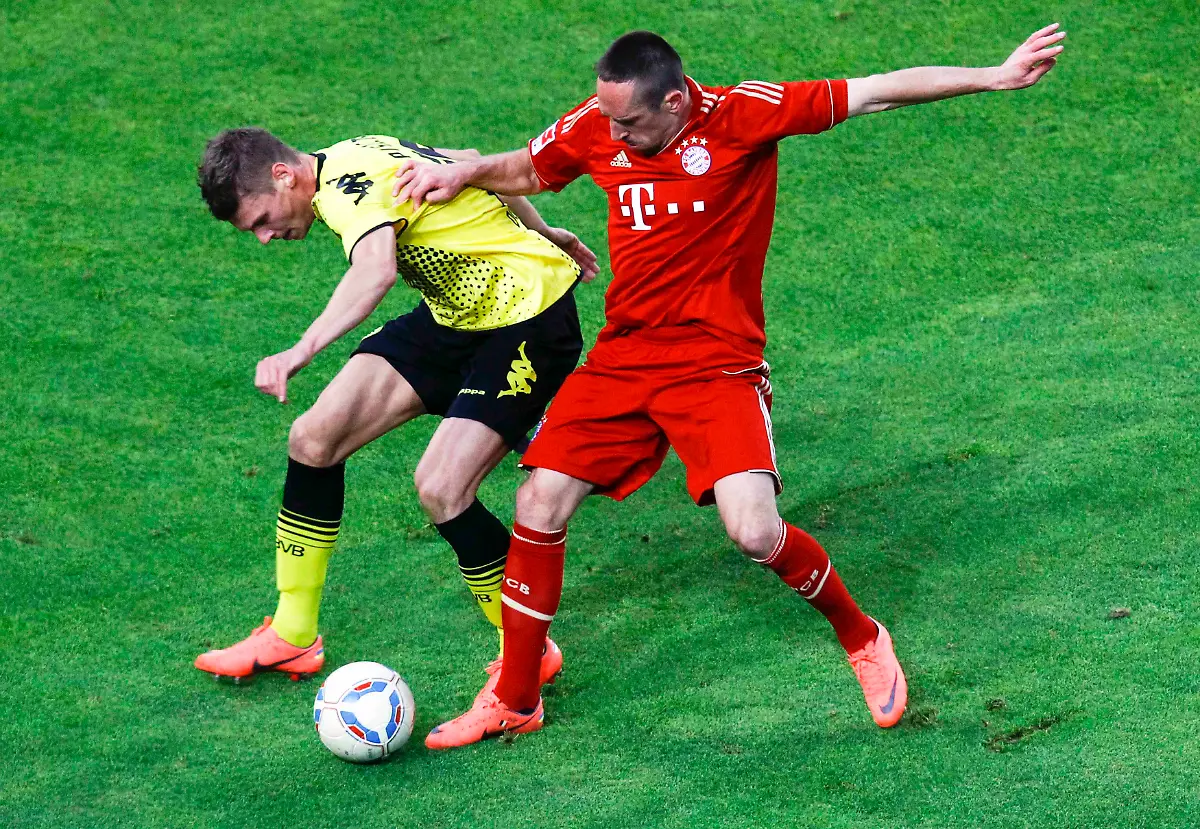 2012-04-11T191437Z-01-ROR03-RTRMDNP-3-SOCCER-GERMANY-JPG708764275875080406