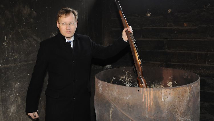 Schmalzl im März 2009 mit einem Gewehr, das nach dem Amoklauf von Winnenden mit anderen abgegebenen Waffen verbrannt wurde.