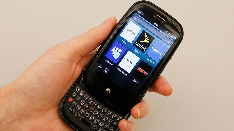 Ob per Smartphone oder heimischem PC: Viele Arbeitnehmer nehmen es mit dem Feierabend nicht so genau.