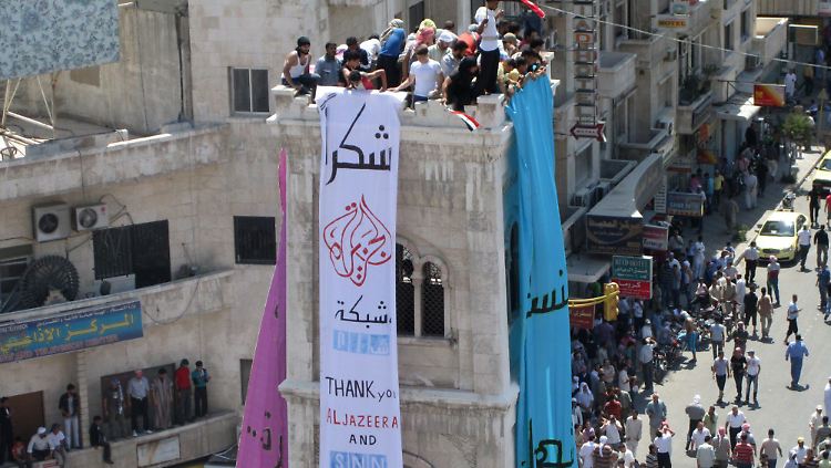 "Danke Al-Dschassira und Shaam News Network": Demonstranten in Hama bedanken sich für die Berichte der TV-Sender.