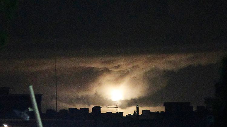 Die NATO fliegt weiter: Bombeneinschlag in Tripolis.
