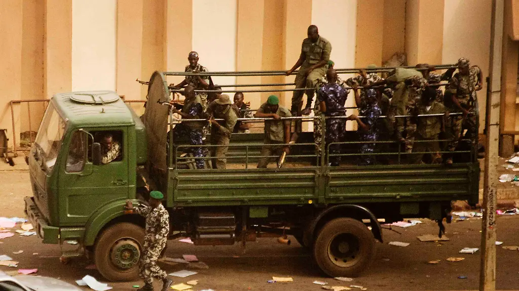 2012-03-22T120126Z-01-FOR05-RTRMDNP-3-MALI-ARMY-JPG1341262983627565386