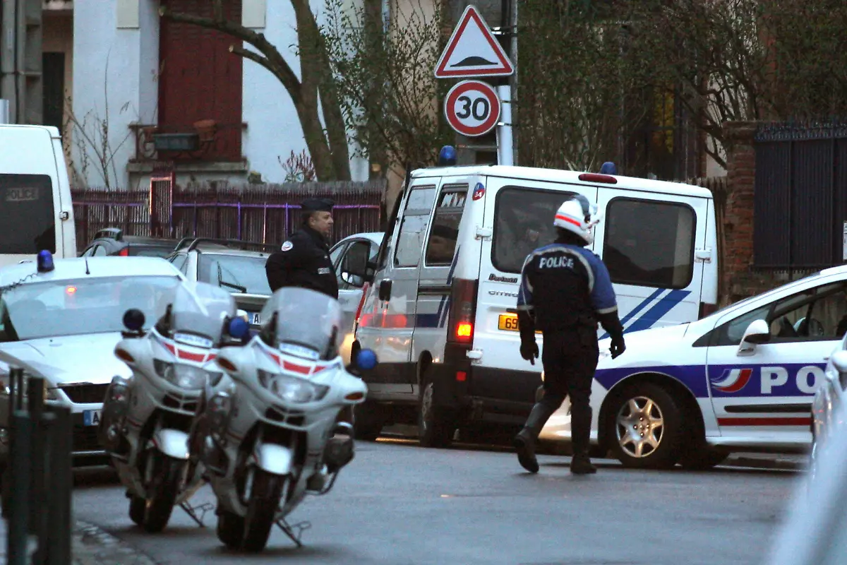 2012-03-21T071542Z-01-TOU107RR-RTRMDNP-3-FRANCE-SHOOTING-RAID-JPG2834858928223472944