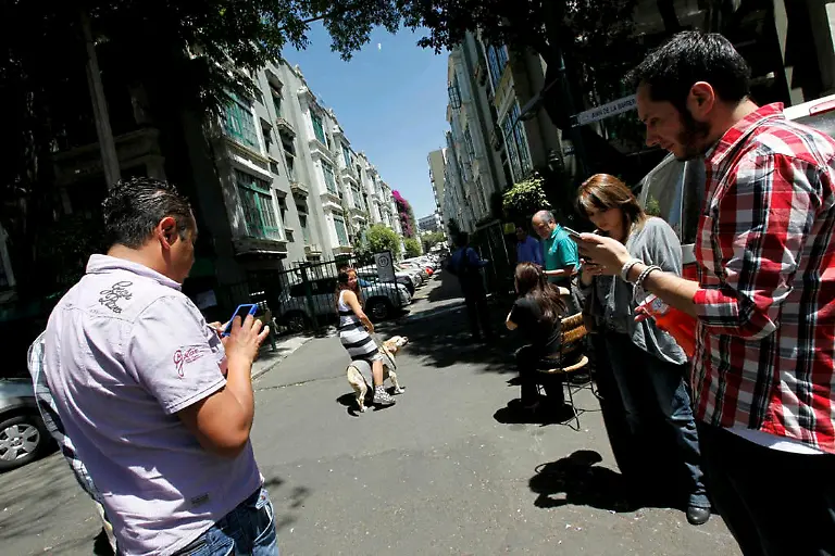 2012-03-20T191921Z-01-MEX502-RTRMDNP-3-MEXICO-QUAKE-JPG5178005939262276327