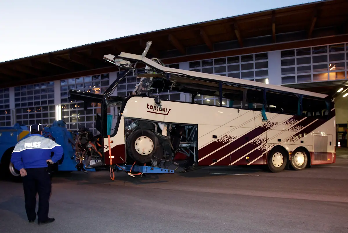 2012-03-14T062411Z-01-DBA14-RTRMDNP-3-SWISS-ACCIDENT-JPG5919316832632824005