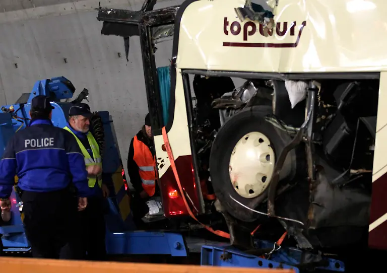 2012-03-14T065021Z-01-DBA21-RTRMDNP-3-SWISS-ACCIDENT-JPG4346279834459334142