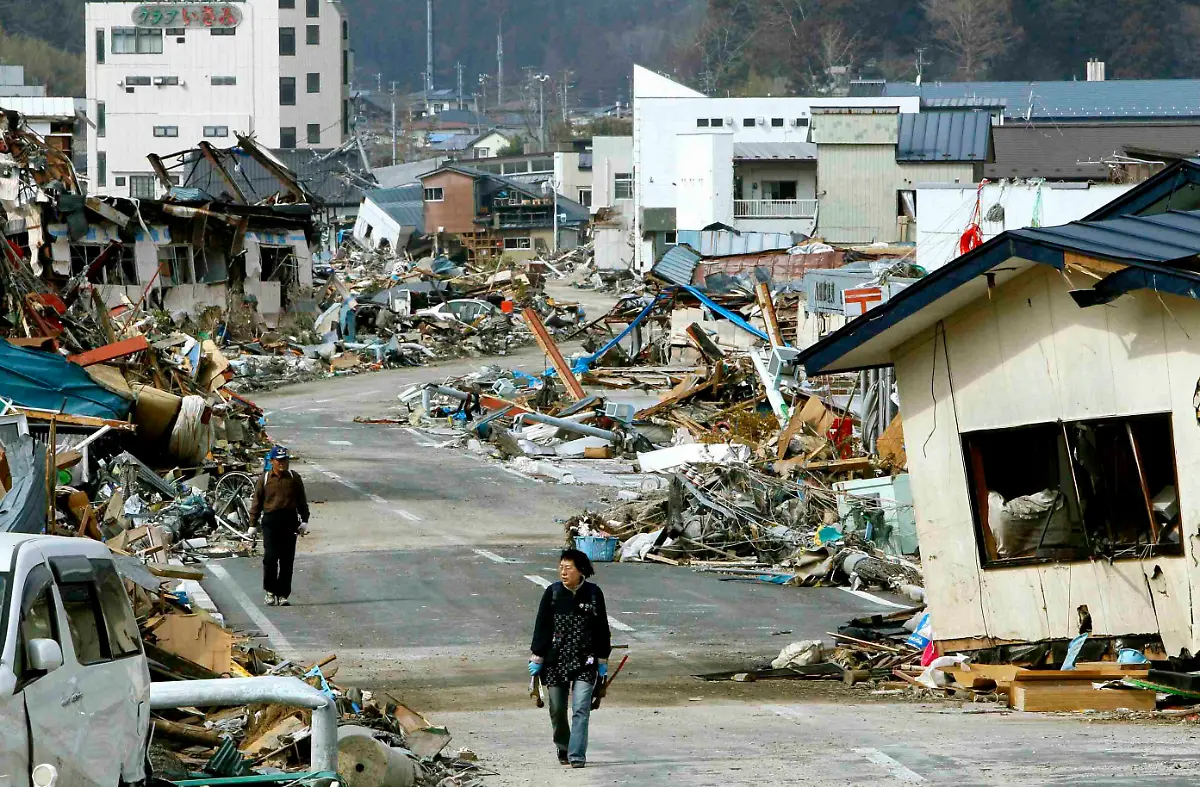 2012-03-07T101338Z-01-TOK102-RTRMDNP-3-JAPAN-TSUNAMI-1