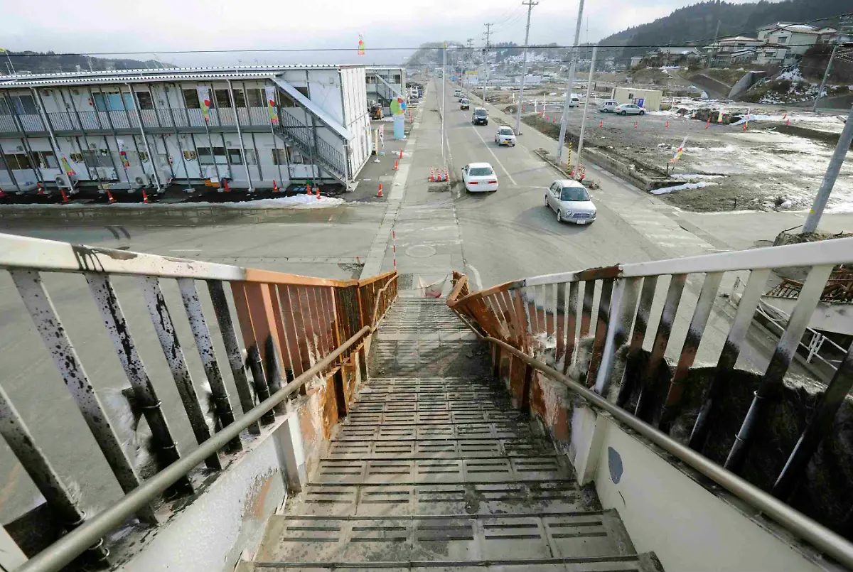 2012-03-07T104545Z-01-TOK106-RTRMDNP-3-JAPAN-TSUNAMI-2