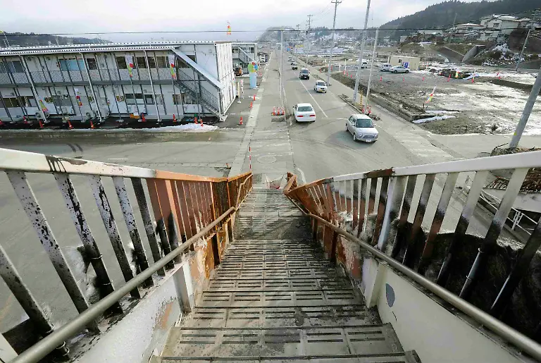 2012-03-07T104545Z-01-TOK106-RTRMDNP-3-JAPAN-TSUNAMI-2