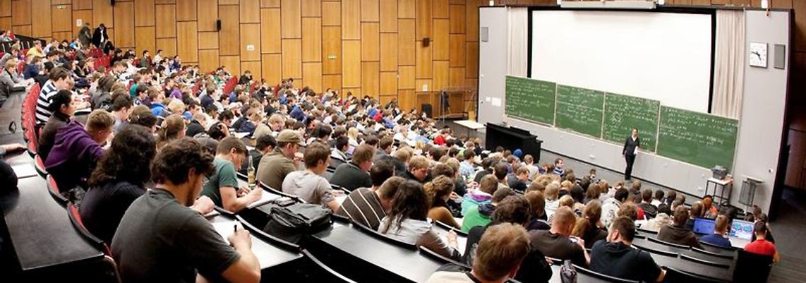 Wer am ersten Vorlesungstag in der Universität sitzt, hat Glück gehabt. Denn die Nachrückverfahren ziehen sich oft bis in das Semester hinein.