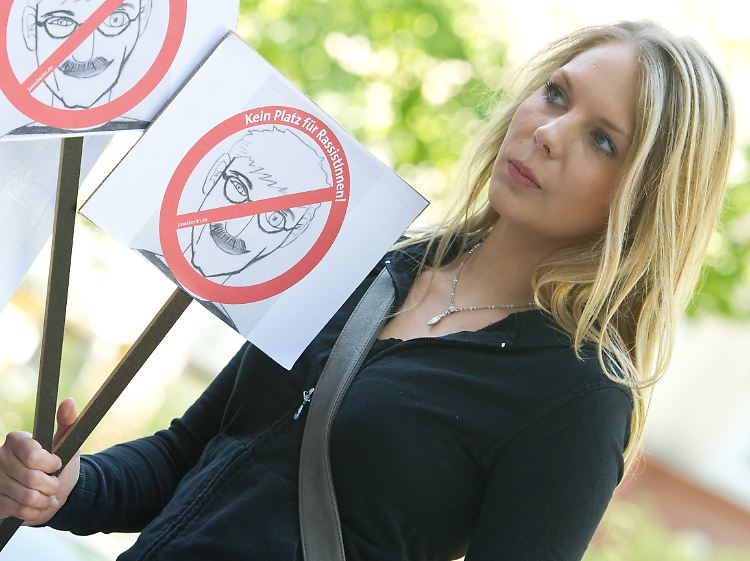 Anti-Sarrazin-Demonstrantin am Rande des Ausschlussverfahrens gegen das SPD-Mitglied.