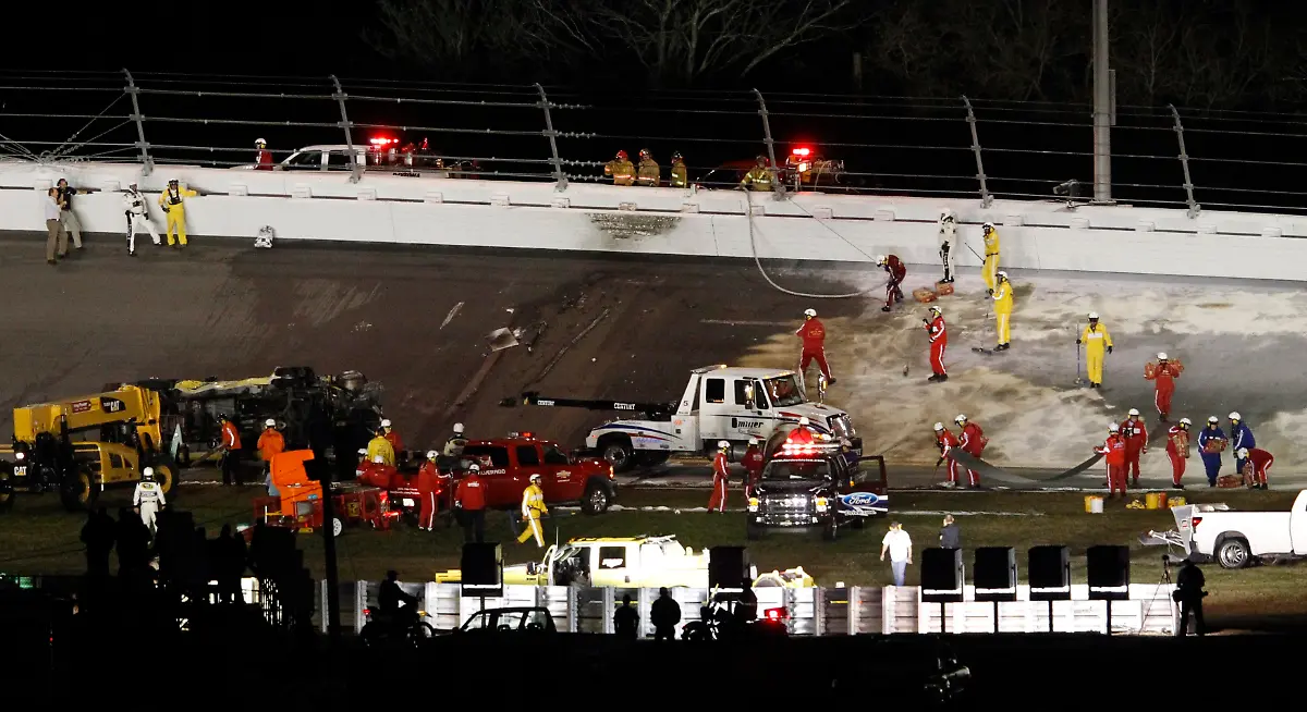 2012-02-28T035644Z-01-DAY43-RTRMDNP-3-DAYTONA-JPG6759252605307743408