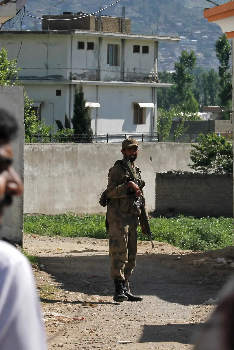 DAB2965-20120225-jpg7905705067871029486