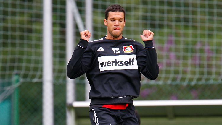 Michael Ballack und Bayer Leverkusen wollen in dieser Saison hoch hinaus - zur Not auch ohne Trikotsponsor.