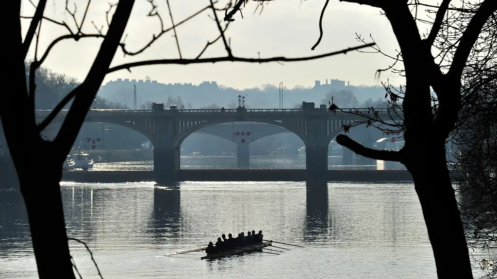 2012-02-26T134048Z-01-TOB505-RTRMDNP-3-BRITAIN-JPG8594813347792425074