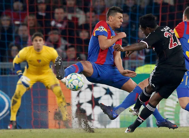 2012-02-22T211610Z-01-BSL29-RTRMDNP-3-SOCCER-CHAMPIONS-JPG1928580420591655406