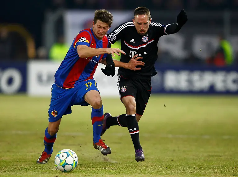 2012-02-22T210116Z-01-BSL28-RTRMDNP-3-SOCCER-CHAMPIONS-JPG1142410821929074158