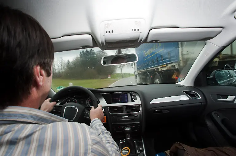 Ueberholen-auf-Landstrasse-Ueberholvorgang-Lkw-15