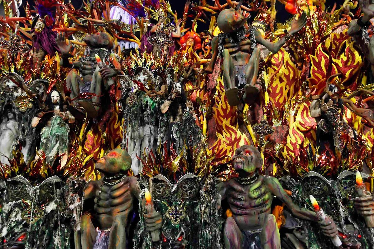 2012-02-20T083146Z-01-RIO564-RTRMDNP-3-BRAZIL-CARNIVAL-JPG123599063470088007