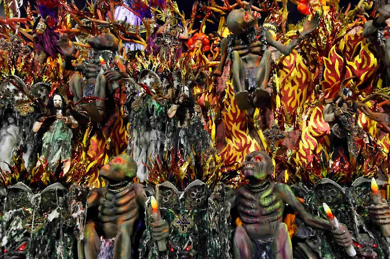 2012-02-20T083146Z-01-RIO564-RTRMDNP-3-BRAZIL-CARNIVAL-JPG123599063470088007