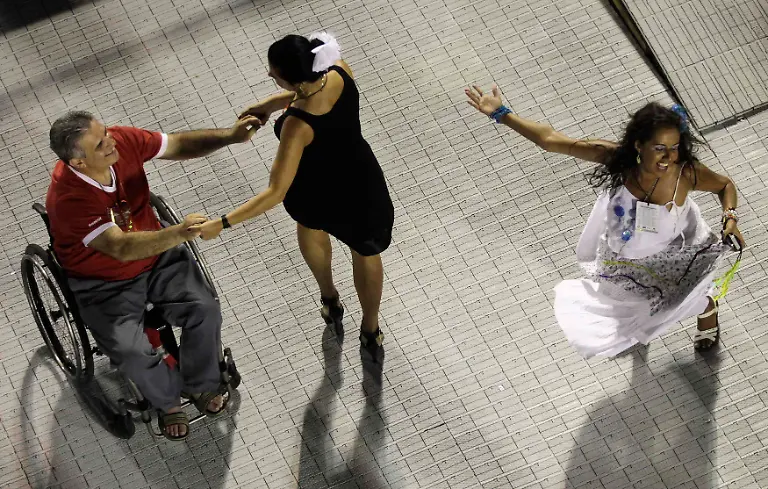 2012-02-20T031745Z-01-RIO336-RTRMDNP-3-BRAZIL-CARNIVAL-JPG2736173126726531979