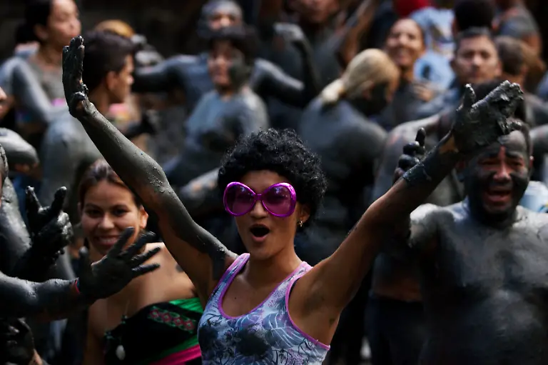 2012-02-19T225651Z-01-RIO304-RTRMDNP-3-BRAZIL-CARNIVAL-JPG4297890337693775902