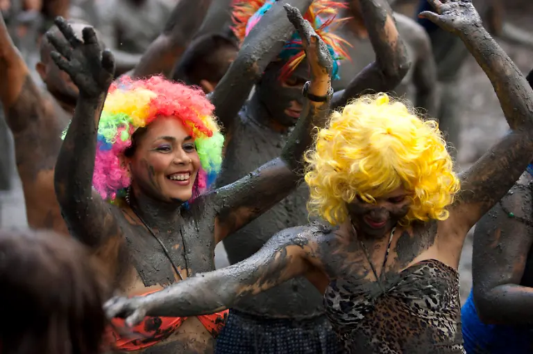 2012-02-20T011702Z-01-RIO301-RTRMDNP-3-BRAZIL-CARNIVAL-JPG3991993367940291050