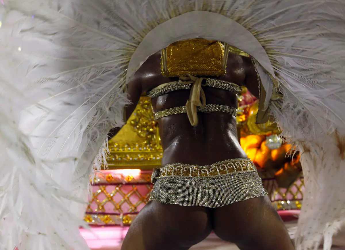 2012-02-20T075049Z-01-RIO498-RTRMDNP-3-BRAZIL-CARNIVAL-JPG6926943683174993001