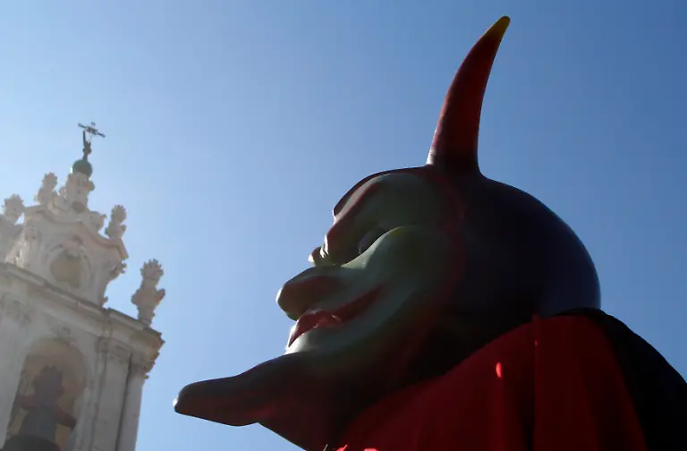 2012-02-18T164047Z-01-HGC06-RTRMDNP-3-PORTUGAL-JPG2678690506752227160