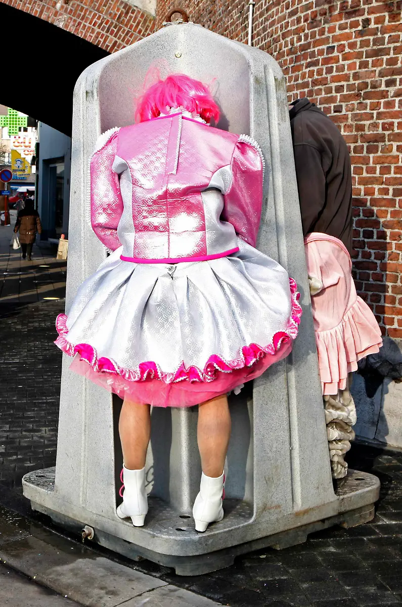 2012-02-19T183125Z-01-SPT08-RTRMDNP-3-BELGIUM-CARNIVAL-JPG8330067114060161844