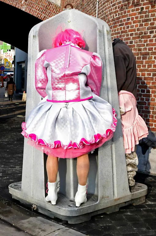 2012-02-19T183125Z-01-SPT08-RTRMDNP-3-BELGIUM-CARNIVAL-JPG8330067114060161844