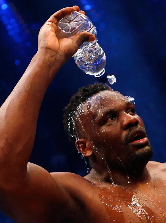 2012-02-19T002043Z-01-KAI05-RTRMDNP-3-BOXING-KLITSCHKO-CHISORA-JPG8239354720313811868