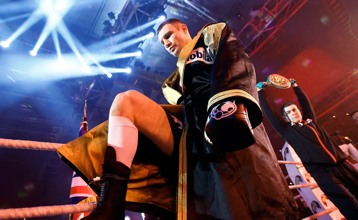 2012-02-19T010054Z-01-KAI25-RTRMDNP-3-BOXING-KLITSCHKO-CHISORA-JPG2018495101381420384