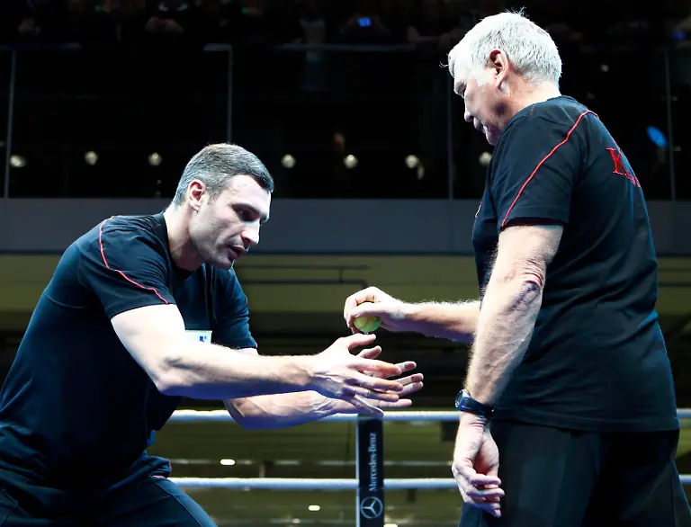 2012-02-15T142829Z-01-MDA10-RTRMDNP-3-SPORT-BOXING-JPG7745354411521215677