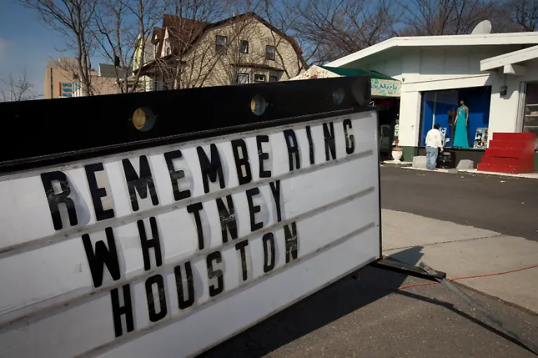 2012-02-18T210102Z-01-LJC109-RTRMDNP-3-WHITNEYHOUSTON-JPG5825468251220594148