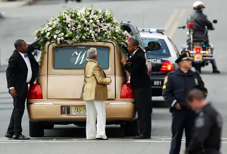 2012-02-18T211629Z-01-NYK908-RTRMDNP-3-WHITNEYHOUSTON-JPG8589276876906692663