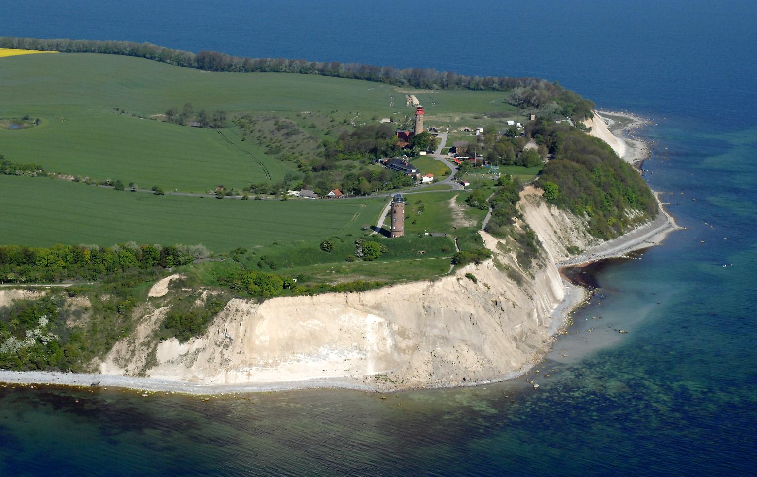 Die vor der Ostseeküste gelegene Insel Rügen gehört zu Mecklenburg-Vorpommern. Mit einer Fläche von etwa 950 Quadratkilometern ist sie die größte deutsche Insel. Die maximale Nord-Süd-Ausdehnung beträgt etwa 50 Kilometer, an der breitesten Stelle ist sie rund 40 Kilometer breit.