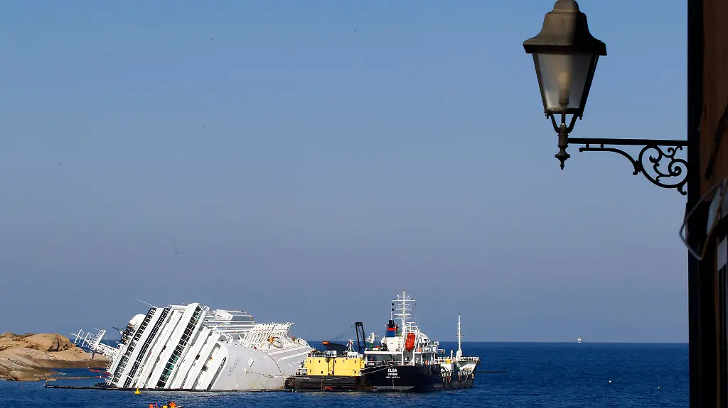 2012-02-14T152432Z-01-GSP03-RTRMDNP-3-ITALY-SHIP-FUEL-JPG1093902713481097529