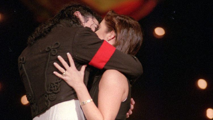 Ein Bild, das um die Welt ging: Michael Jackson küsst Lisa-Marie Presley bei den MTV Awards 1994.