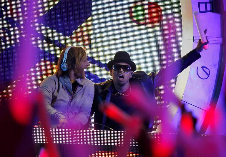 2012-02-13T050113Z-01-LOA275-RTRMDNP-3-GRAMMYS-JPG1344537466858833130