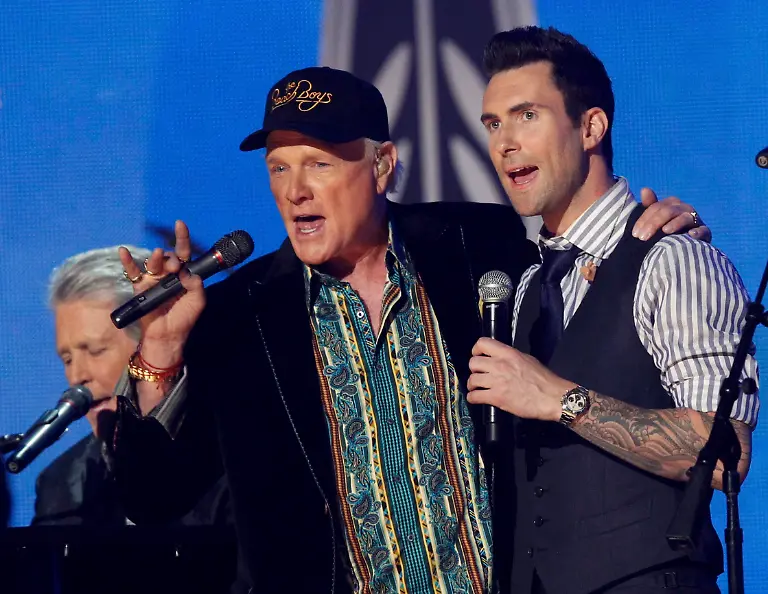 2012-02-13T033801Z-01-LOA676-RTRMDNP-3-GRAMMYS-JPG5151880938165477624