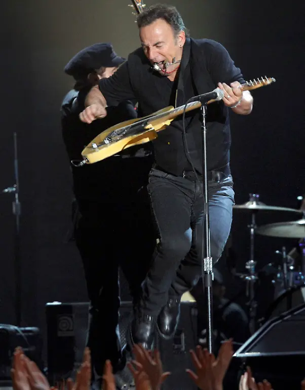 2012-02-13T021548Z-01-LOA106-RTRMDNP-3-GRAMMYS-JPG2164438598881759533