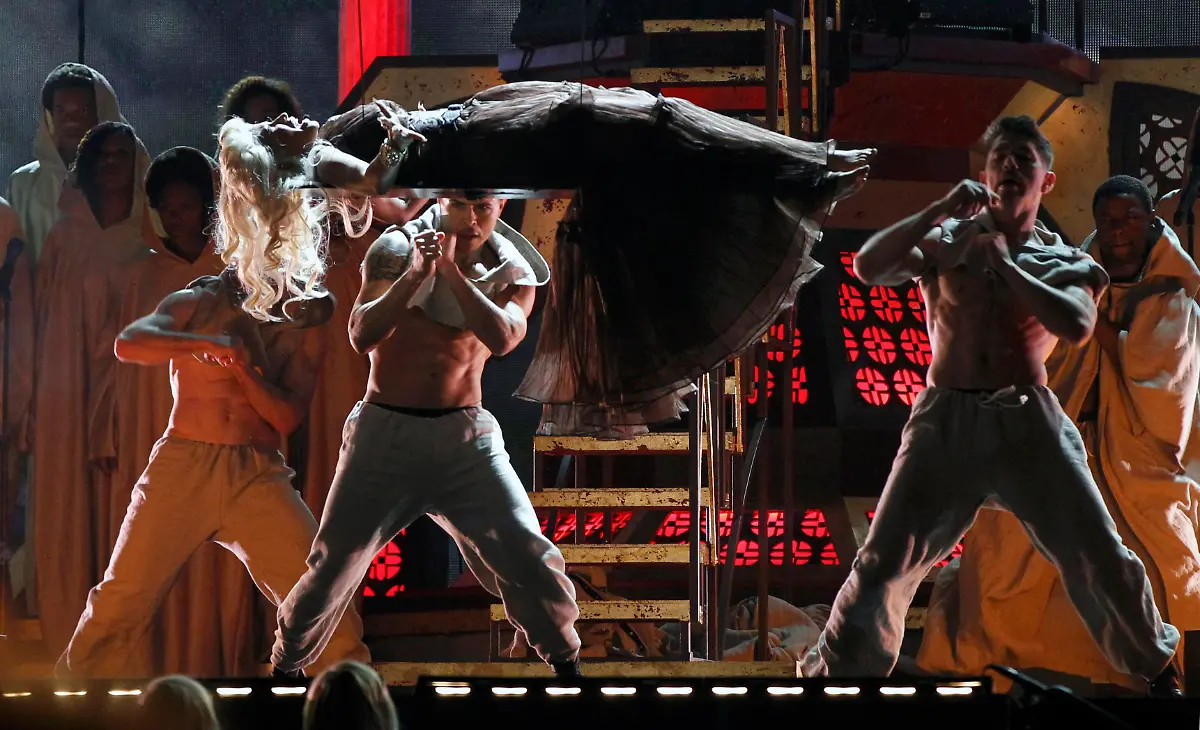 2012-02-13T043633Z-01-LOA693-RTRMDNP-3-GRAMMYS-JPG5010358652101114218