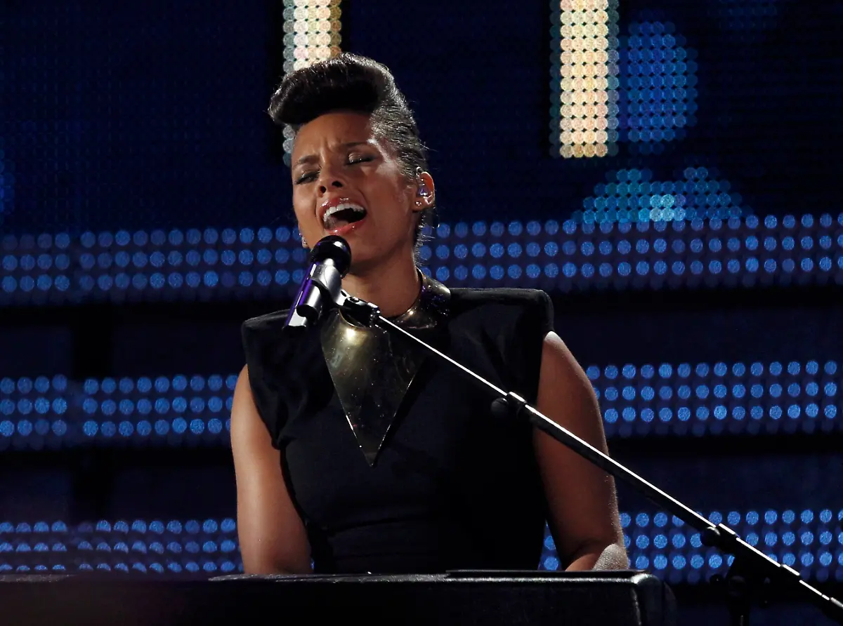 2012-02-13T031413Z-01-LOA873-RTRMDNP-3-GRAMMYS-JPG1935813246432984568