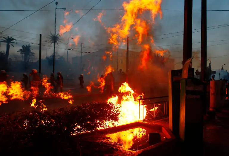 2012-02-12T172605Z-01-PDH200-RTRMDNP-3-GREECE-PROTEST-JPG4017880806758872878