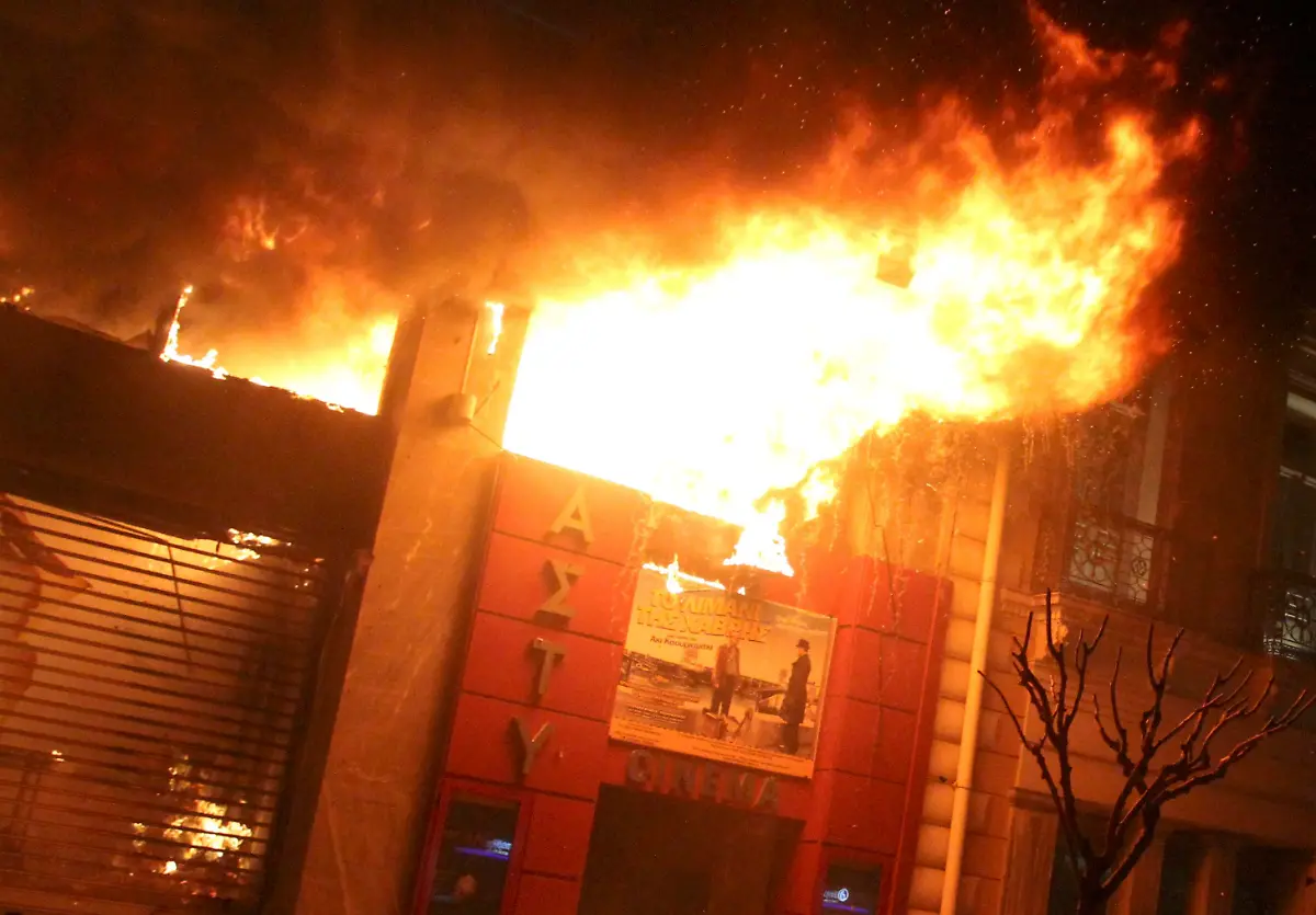 2012-02-12T203228Z-01-YH48-RTRMDNP-3-GREECE-PROTEST-JPG3998911228834590882