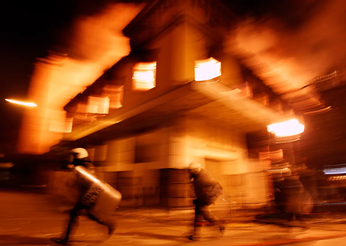 2012-02-12T211547Z-01-YAN09-RTRMDNP-3-GREECE-JPG4505423852100419689