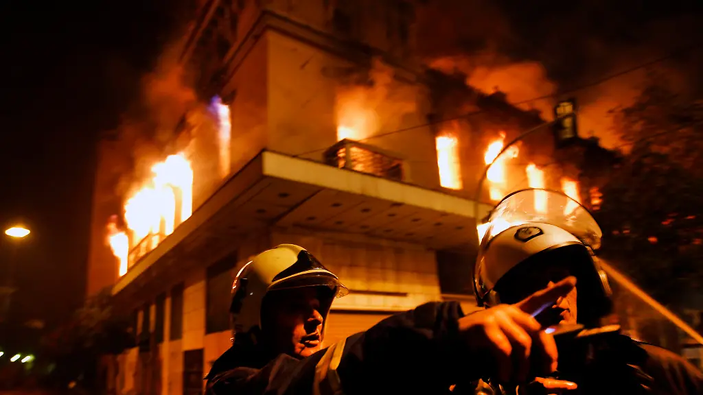 2012-02-12T215051Z-01-YAN12-RTRMDNP-3-GREECE-JPG516479205777945164