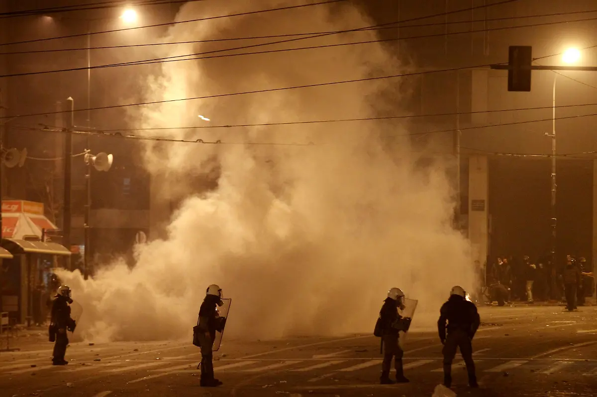 2012-02-12T215429Z-01-KAR07-RTRMDNP-3-GREECE-PROTEST-JPG2755319659401865550